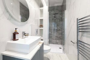 Dusche, Haartrockner, Handtücher, Seife