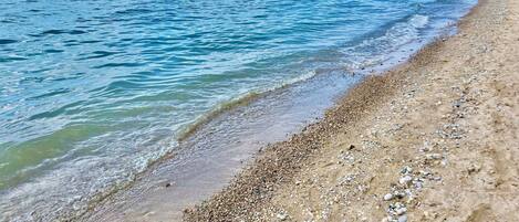 Playa en los alrededores y toallas de playa