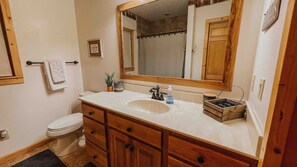 Haartrockner, Handtücher, Seife, Toilettenpapier