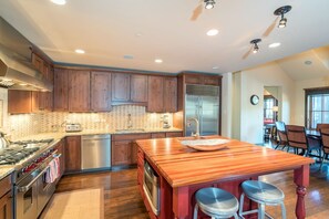 Fridge, microwave, oven, stovetop - Trails Edge Penthouse-Curate Telluride-Hot Tub, Fireplace, Views, Ski-in/Out (Mountain Village)