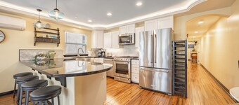 2BR Renovated Avalon Home, A/C, Patio, Walk to the Beach