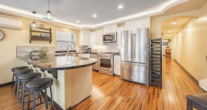 2BR Renovated Avalon Home, A/C, Patio, Walk to the Beach