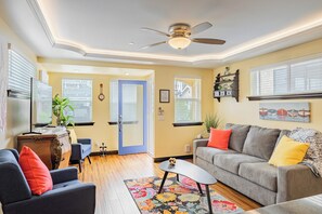 Smart TV - 2BR Renovated Avalon Home, A/C, Patio, Walk to the Beach (Avalon)