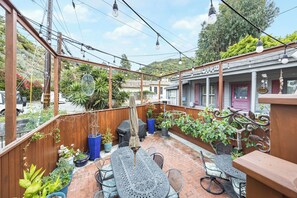 Outdoor dining - 2BR Renovated Avalon Home, A/C, Patio, Walk to the Beach (Avalon)