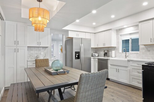320E: Townhome 2BR, Balcony Views, Walk to Beach