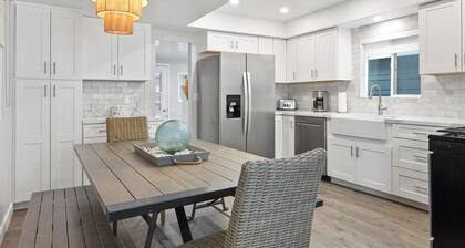 320E: Townhome 2BR, Balcony Views, Walk to Beach