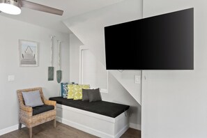 2 quartos, escrivaninha, ferros/tábuas de passar roupa, berço de viagem