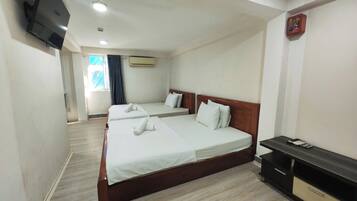 Standard-Vierbettzimmer | Kostenloses WLAN, Bettwäsche