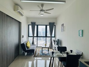 Deluxe Studio, Non Smoking, City View | Ruang tamu | 45 inci sebuah televisyen pintar dengan digital 