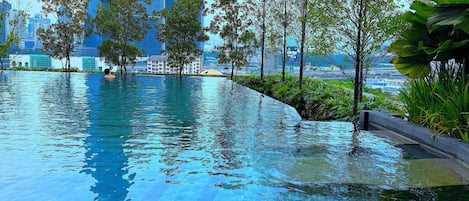 Una piscina al aire libre