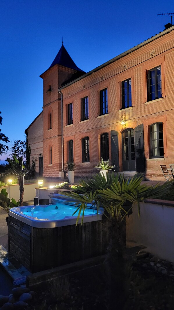 Una piscina al aire libre