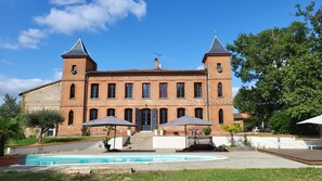 Exterior - Castle 15mn Toulouse Pyrénées' view and pool (Clermont-le-Fort)