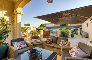 A patio area with outdoor furniture, a pool, and a covered seating area. - Villa Le Rossignol - Vacation Home for 10 People ⭐️⭐️⭐️⭐️⭐️ (Puimisson)