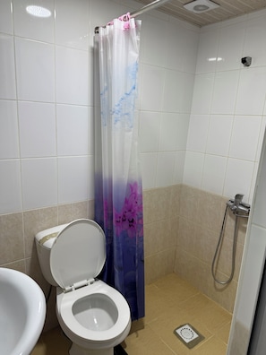 Basic-Dreibettzimmer, Terrasse | Badezimmer | Handtücher, Seife, Shampoo, Toilettenpapier