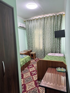 Habitación básica con 2 camas individuales, patio | Wifi gratis