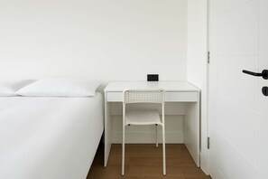 1 chambre, bureau, fer et planche à repasser, Wi-Fi