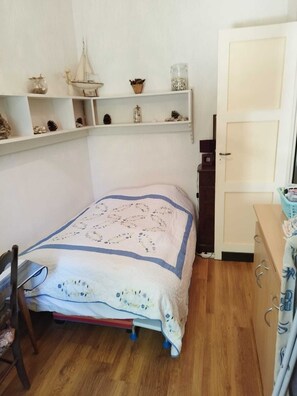 4 Schlafzimmer, Bügeleisen/Bügelbrett
