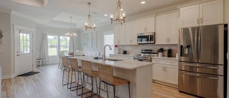 Geladeira, micro-ondas, fogão, cooktop