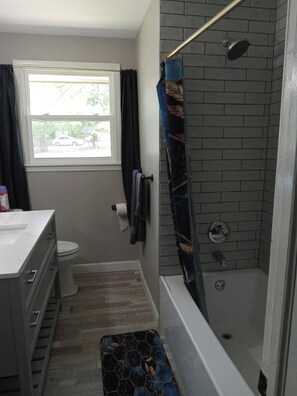 Douche, serviettes fournies, savon, papier toilette