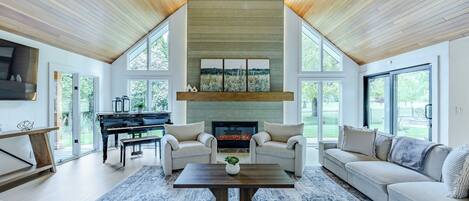 Smart TV, fireplace
