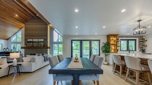 Un ampio soggiorno con un grande tavolo da pranzo, una cucina integrata e un'accogliente zona relax.