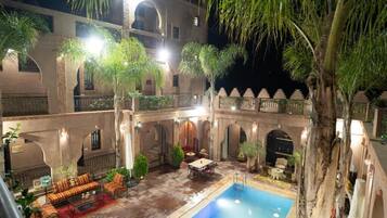 Hồ bơi ngoài trời