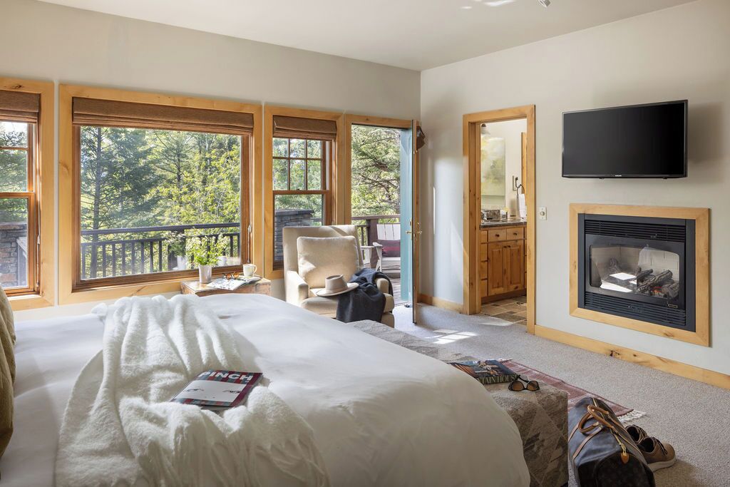 5 bedrooms, iron/ironing board, WiFi, bed sheets