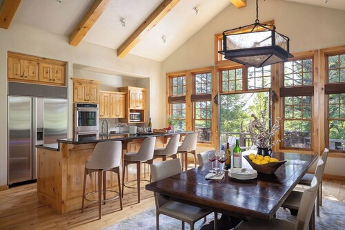 Outpost: Ridgeline Lodge - Private Hot Tub!