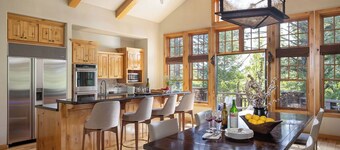 Outpost: Ridgeline Lodge - Private Hot Tub!