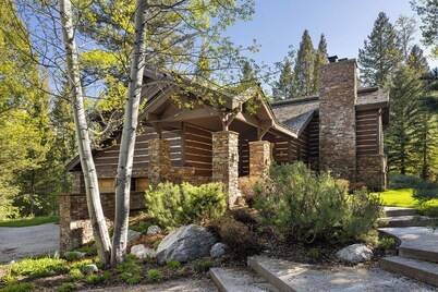 Outpost: Ridgeline Lodge - Private Hot Tub!