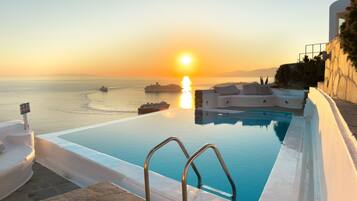 Una piscina al aire libre, tumbonas