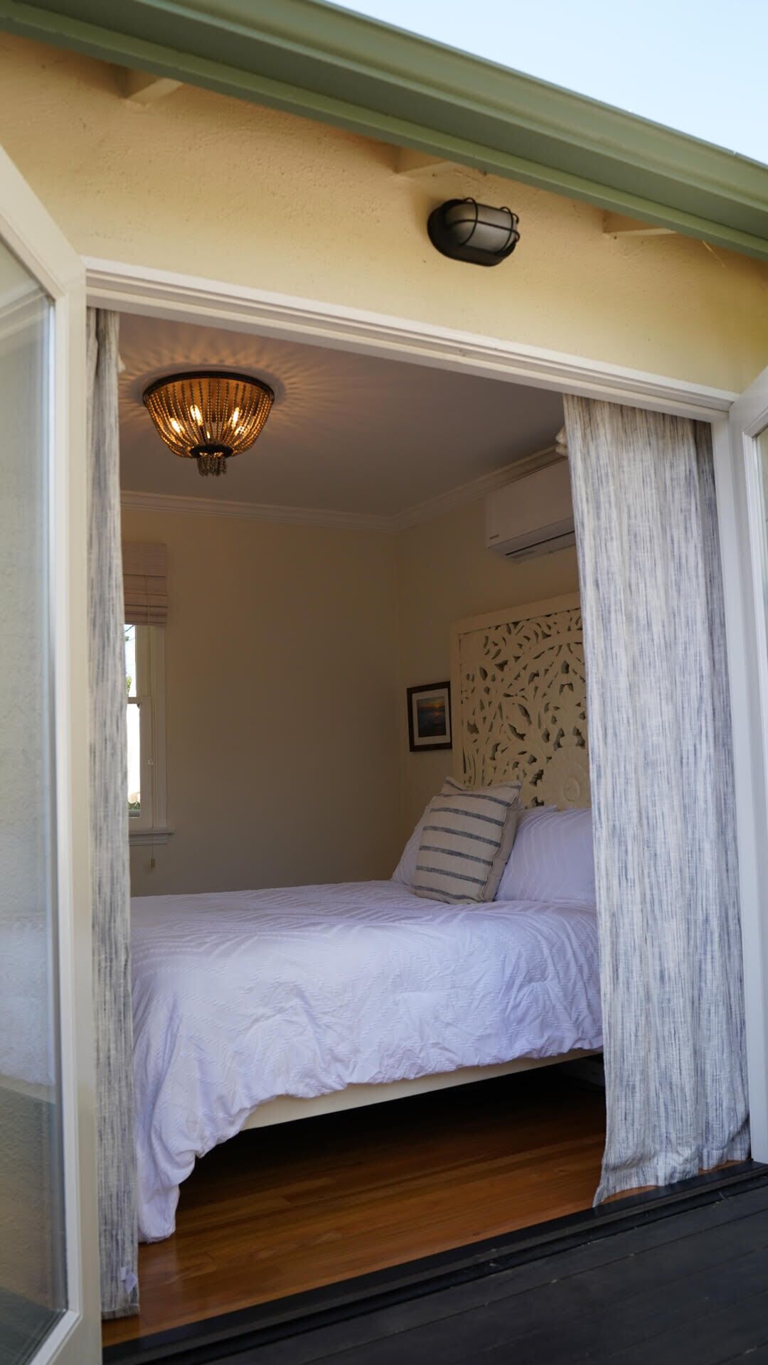 1 habitación, escritorio, tabla de planchar con plancha y cuna de viaje 