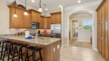 Frigorifero, microonde, forno, piano cottura