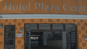 The entrance to Hotel Plaza Centro with a sign above the doors and a patterned facade. - Hotel Plaza Centro Cocorná (Cocorná)