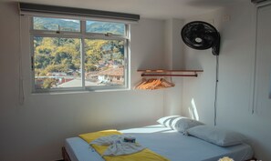 Standaard vierpersoonskamer | Een bureau, gratis wifi