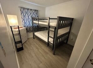 2 عدّة غرف نوم ومكواة/لوح كي وواي فاي مجانًا