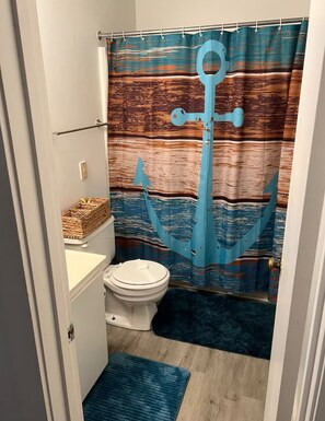 مجففات شعر، صابون، ورق حمّام