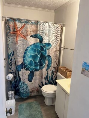 Een haardroger, zeep, toiletpapier