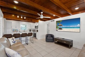 TV - ⛱️Private Pool | Private Beach Access with Cabana | Island Fun⛱️ (Fort Myers Beach)