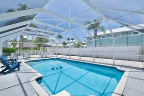 A heated pool - ⛱️Private Pool | Private Beach Access with Cabana | Island Fun⛱️ (Fort Myers Beach)