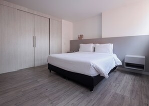 3 sovrum, skrivbord, strykjärn/strykbräda och resesäng