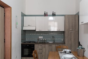 Réfrigérateur, four, plaque de cuisson, cafetiÚre/bouilloire