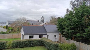 A residential area with houses, a road, and a fence. - RENTAL CONCARNEAU LE CABELLOU 80 M FROM THE BEACH (Concarneau)