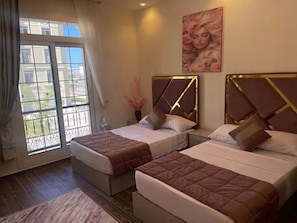 Une chambre d’hôtel avec deux lits, une grande fenêtre et un tableau au mur.
