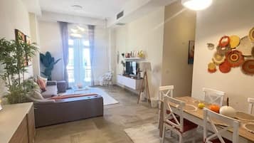 Apartemen Mewah | Area keluarga | Televisi 65-inci dengan saluran TV kabel, Netflix, dan layanan streaming