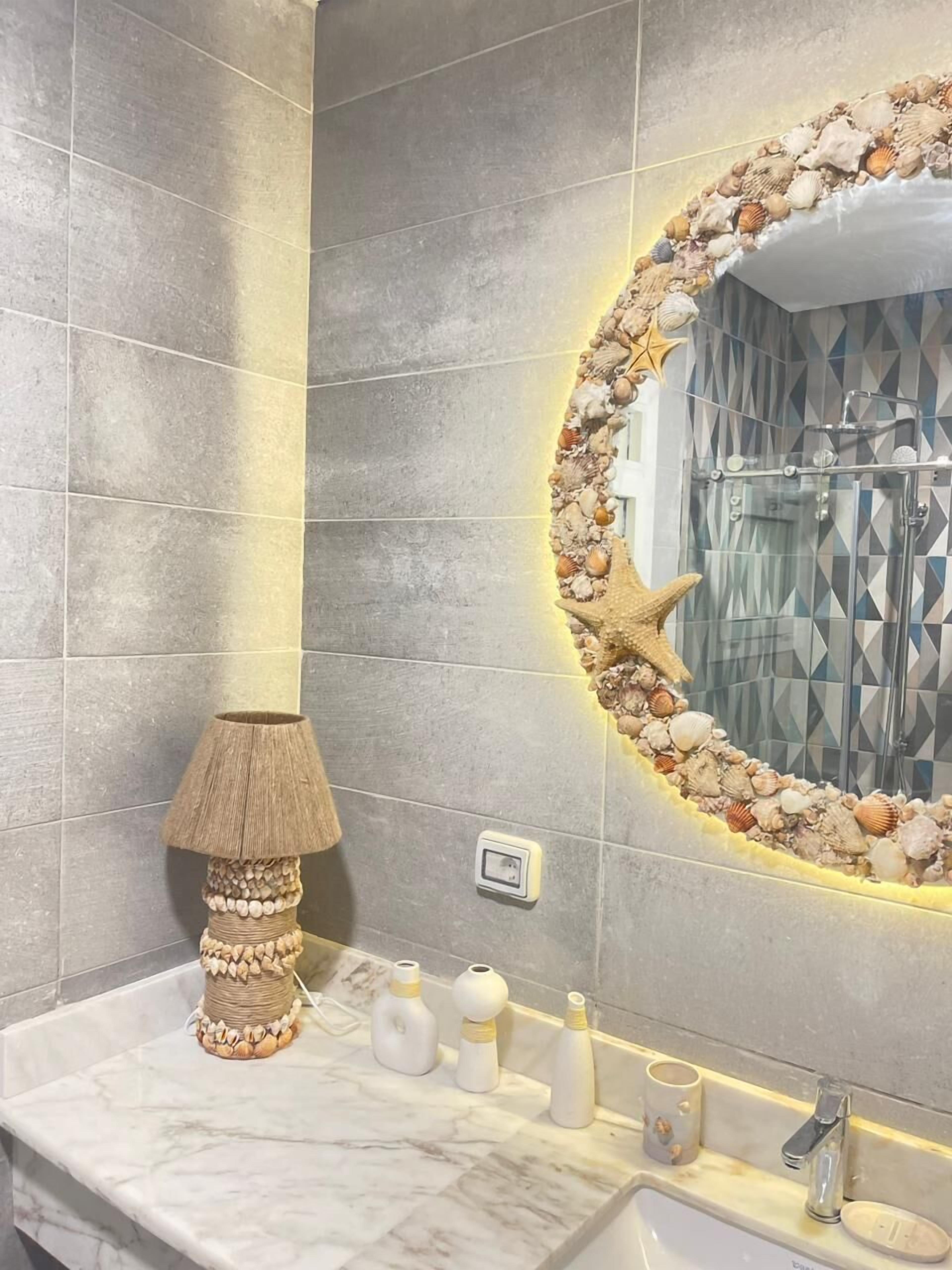 Luxury Apartment | Bathroom | Shower, free toiletries, hair dryer, towels