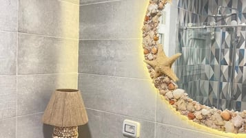 Luxury Apartment | Bathroom | Shower, free toiletries, hair dryer, towels