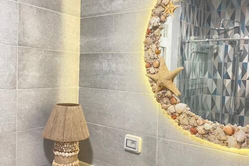 Appartement Luxe | Salle de bain | Douche, articles de toilette gratuits, sèche-cheveux