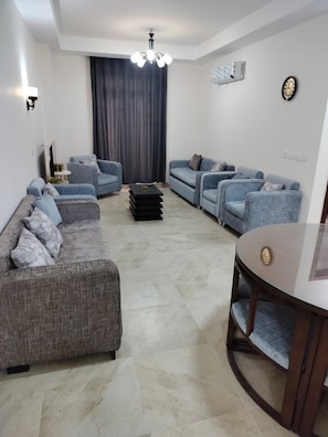 Departamento Deluxe, 2 habitaciones, vista a la ciudad | Área de sala de estar