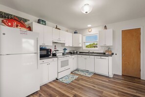 Jääkaappi, mikroaaltouuni, uuni, liesi